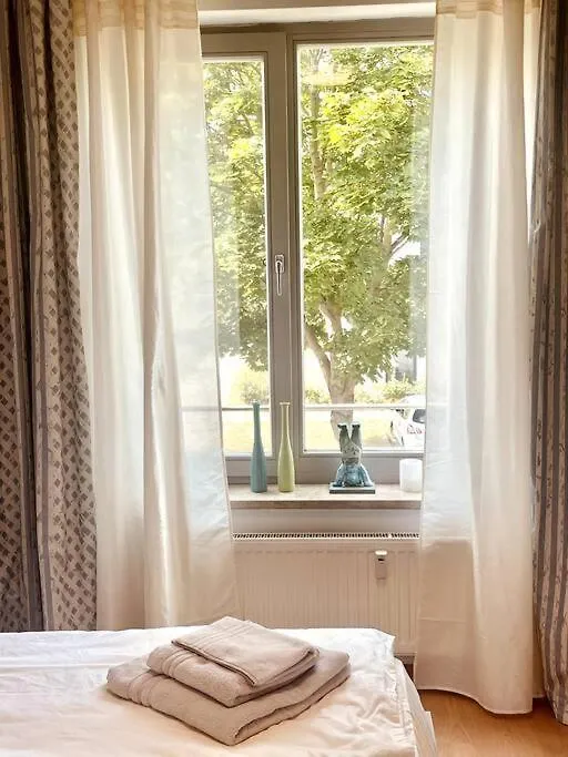 Gemuetliche Wohnung Mit Balkon In Schoenefeld Apartment