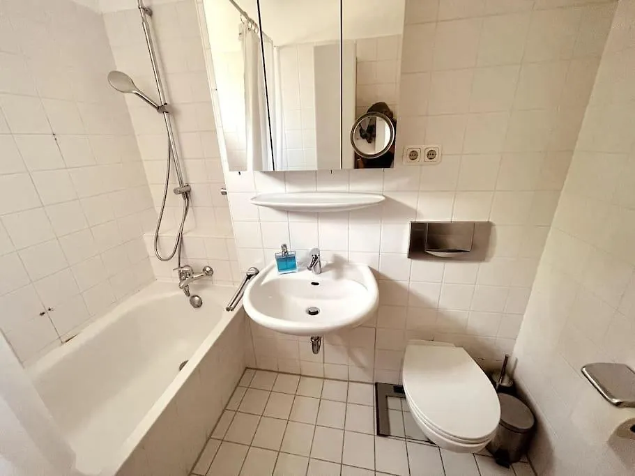 Gemuetliche Wohnung Mit Balkon In Schoenefeld Apartment
